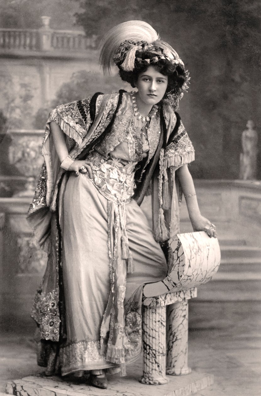 Elizabeth Firth, Schauspielerin, 1908 von Foulsham and Banfield