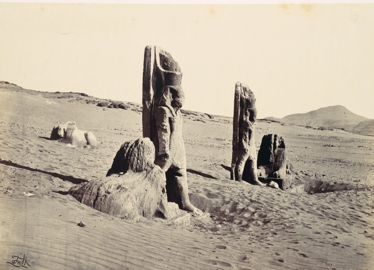 Kolossalstatuen und Sphinx bei Wady Saboua, 1857 von Francis Frith