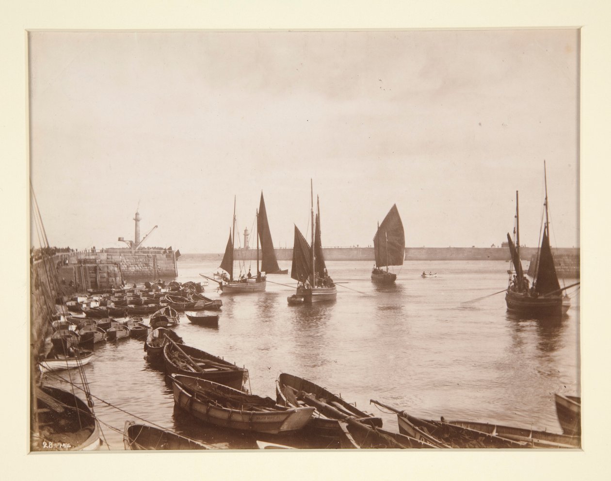 Blick auf den Hafen von Whitby von Frank Meadow Sutcliffe