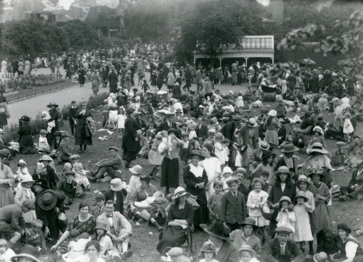 Menschenmengen im Londoner Zoo, August Bank Holiday, 1922 von Frederick William Bond