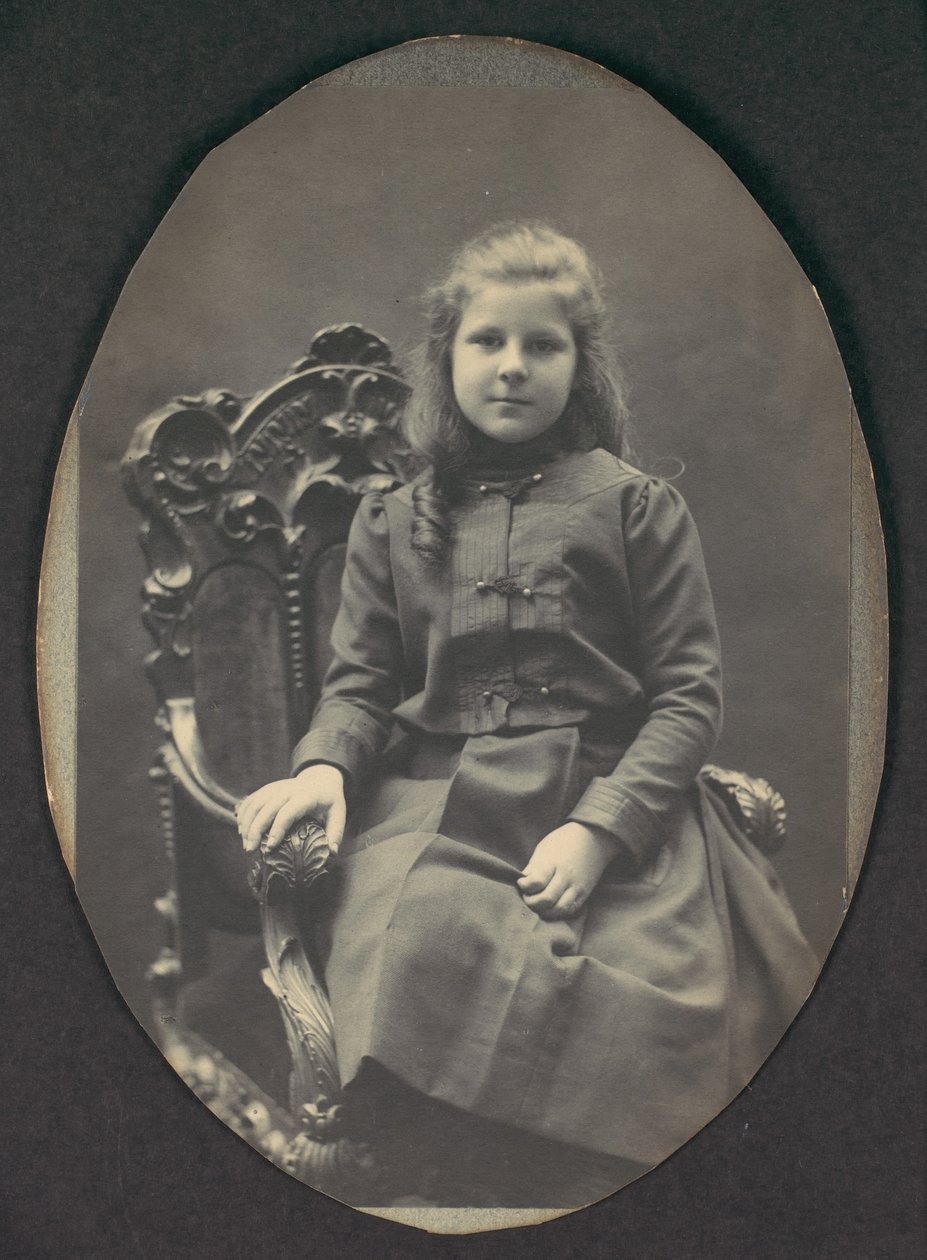 [Mädchen mit Locken, sitzend, Dreiviertellänge], 1890er Jahre von Frederick Gutekunst