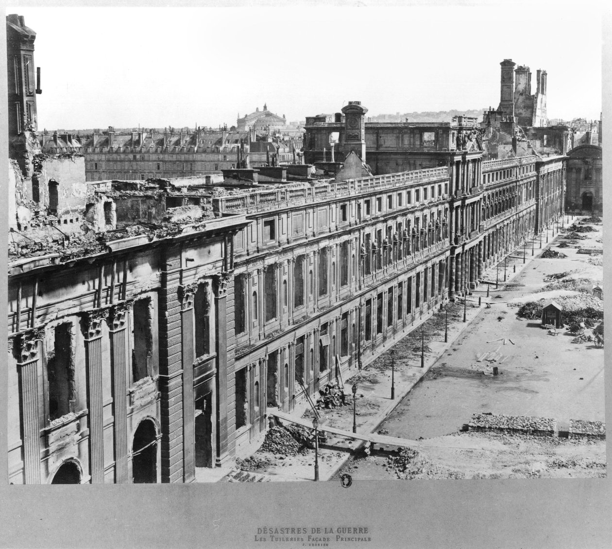 Katastrophen des Krieges: Die Tuilerien während der Pariser Kommune, 1871 von French Photographer