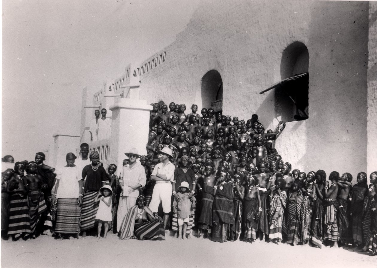 Gruppe junger Mädchen vor der Residenz in Filinge bei Nyamey, Niger, 1929 von French Photographer