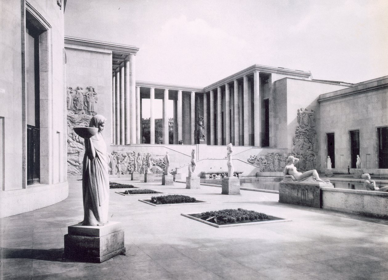 Innenhof des Museums für Moderne Kunst auf der Pariser Weltausstellung, 1937 von French Photographer