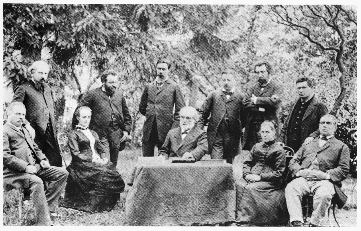 Jean-Baptiste Andre Godin (1817-88) zusammen mit den Mitgliedern des ersten Treffens zur Verwaltung der Guise-Familisterie, 1885 von French Photographer