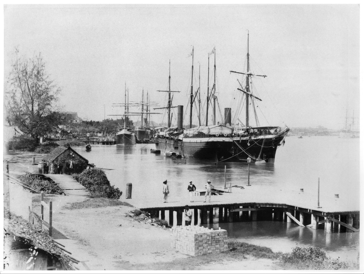 Linienschiffe der Messageries Maritimes in Saigon, ca. 1900 von French Photographer