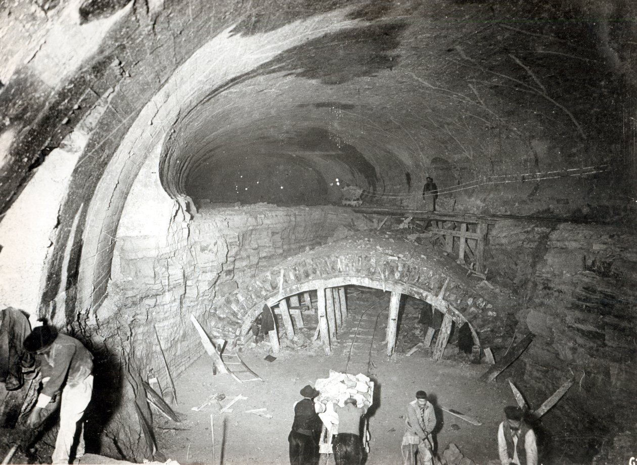 Bau des Tunnels an der Place de Roubaix für die Metrostation am Gare du Nord, Linie 5, 7. Mai 1906 von French Photographer