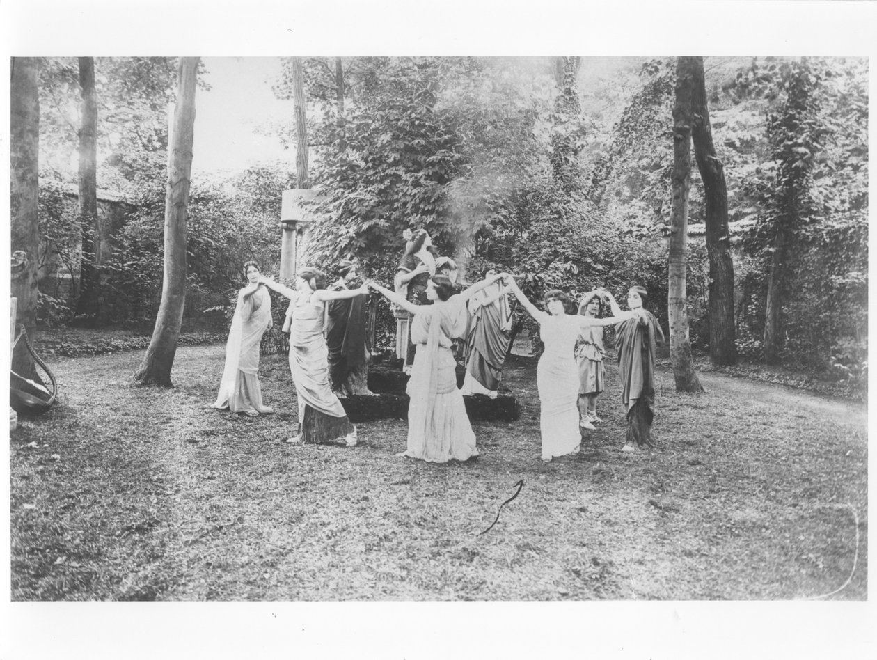 Nathalie Clifford Barney (1876-1972) mit Tänzern in Togen von French Photographer