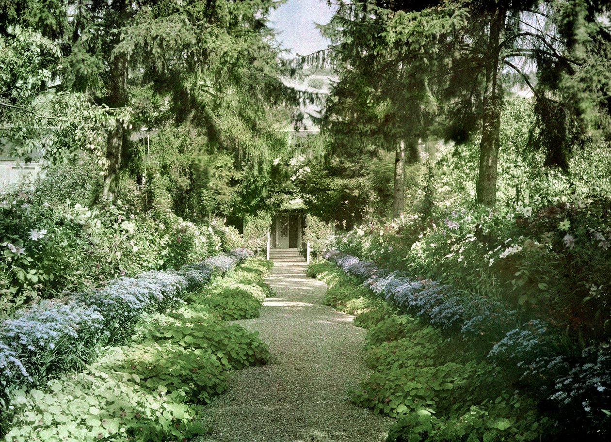 Pfad im Garten von Monet in Giverny, frühe 1920er Jahre von French Photographer