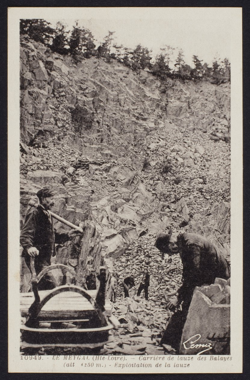 Postkarte, die die Steinbrucharbeiter in Le Meygal, Balayes, Haute-Loire, um 1900 darstellt von French Photographer