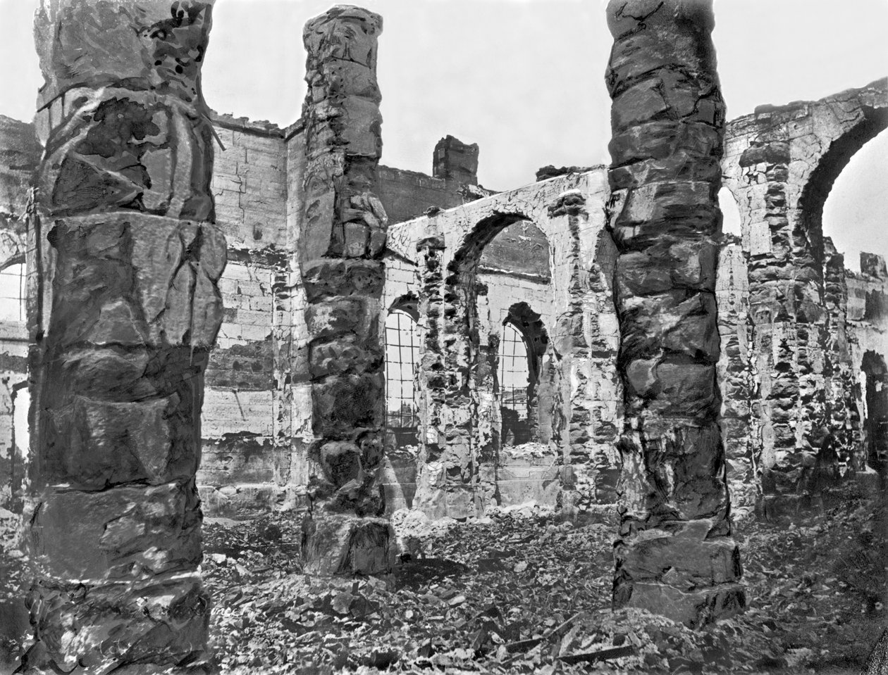 Ruinen des Lagerhauses während der Pariser Kommune, 1871 von French Photographer