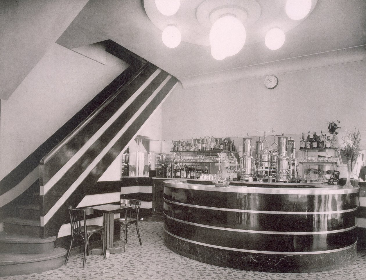 Die Bar Torcy, entworfen von Deschanel und J. Dussolier, 1920er Jahre von French Photographer