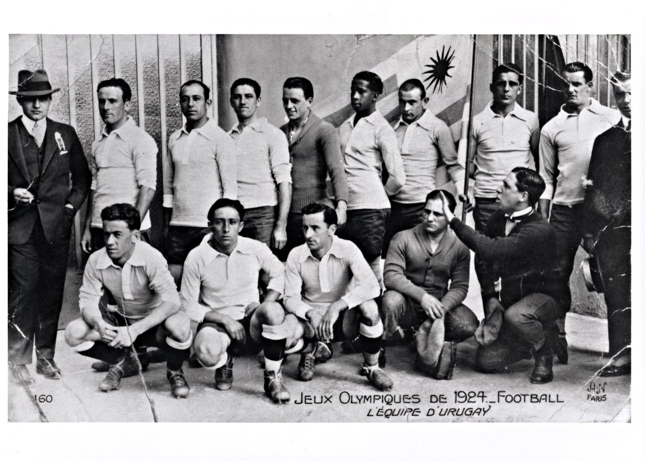 Die uruguayische Fußballmannschaft bei den Olympischen Spielen in Paris, 1924 von French Photographer