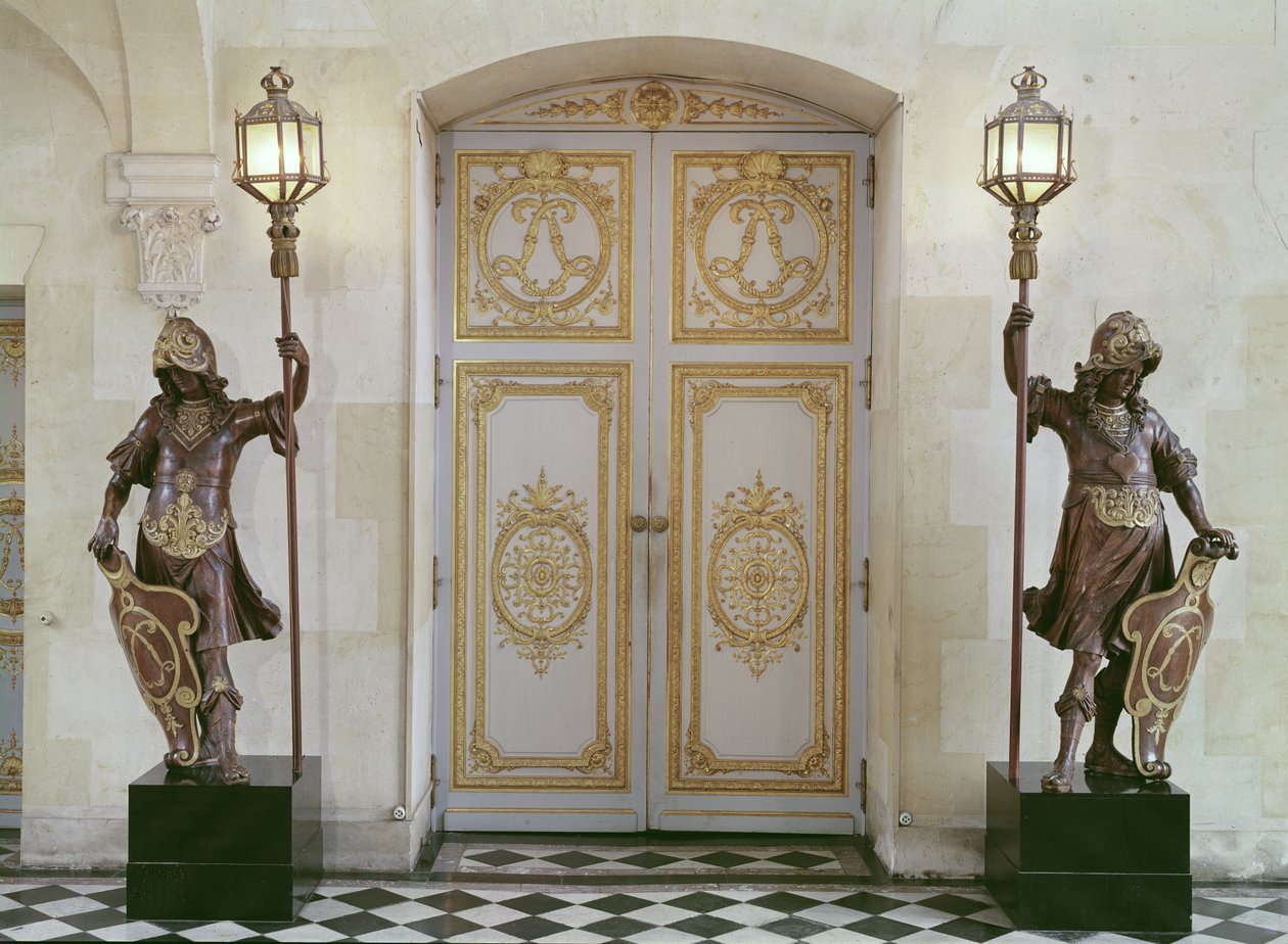 Türen zur Vorhalle gegenüber der Treppe von French School