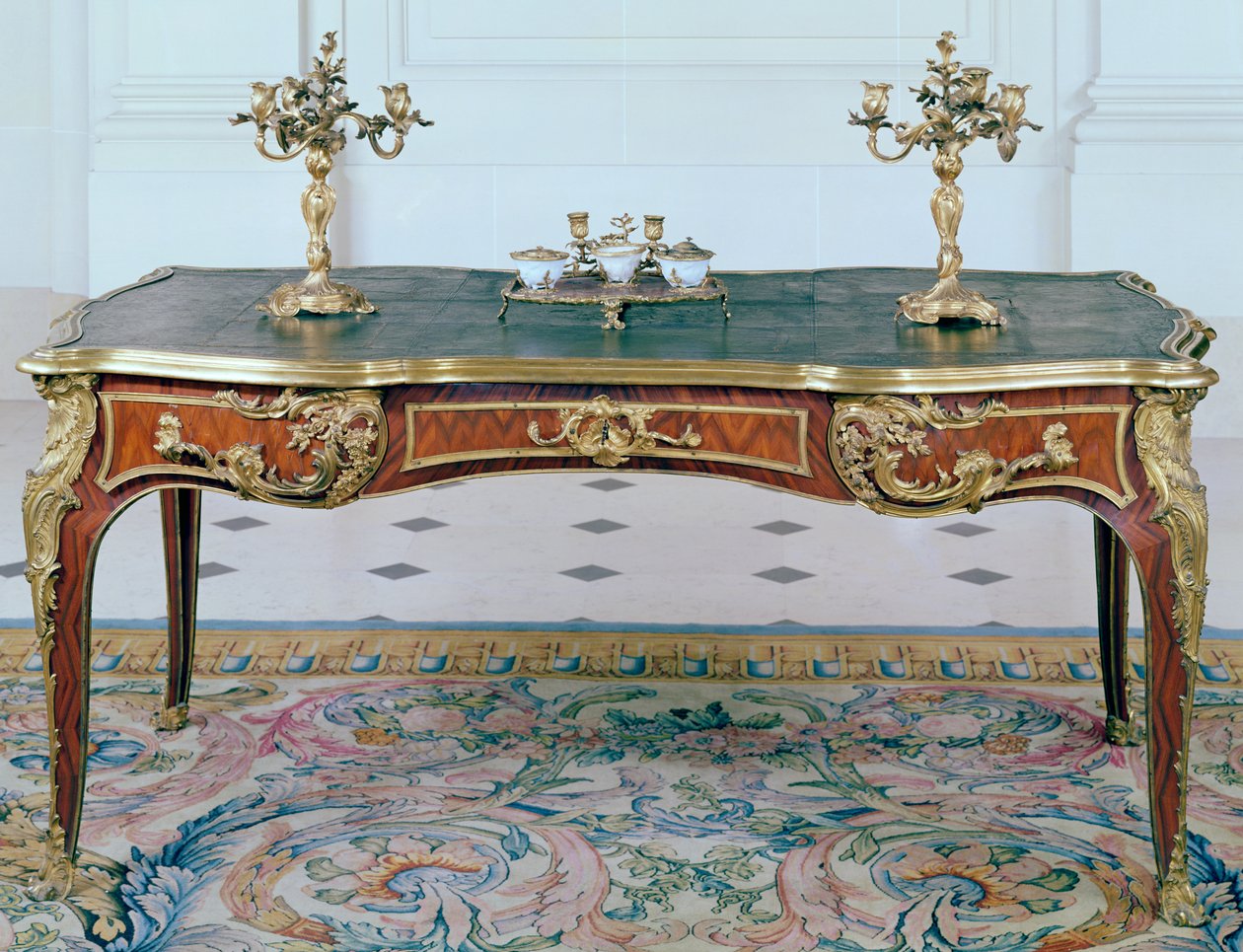 Louis XV Schreibtisch, Ormolu-Kandelaber und Tintenstand, späte 18. Jahrhundert von French School
