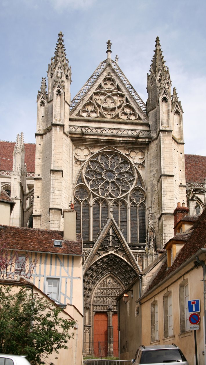 Südfassade und Rosettenfenster von French School