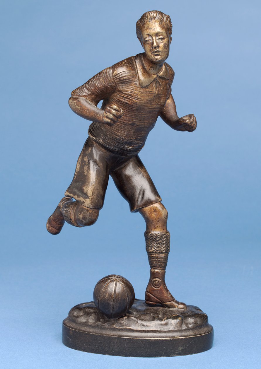Fußballspieler läuft mit dem Ball, um 1900 von G. Omerth