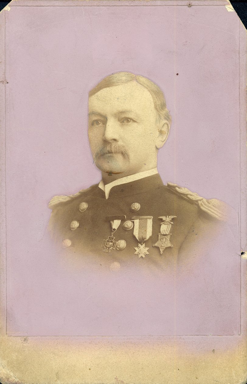Büste von Gilbert C. Smith in Uniform mit Medaillen von G.D. Morse