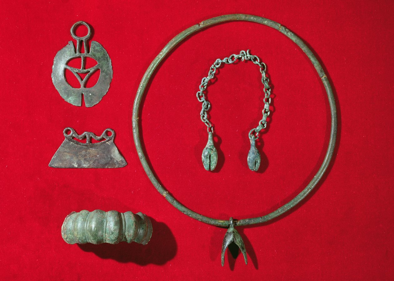 Halbkreisförmiger Rasiermesser, gerader Rasiermesser, Armband mit eiförmigem Design, Halsreif mit Anhänger und eine Kette mit zwei Anhängern, 750-475 v. Chr. von Gaulish