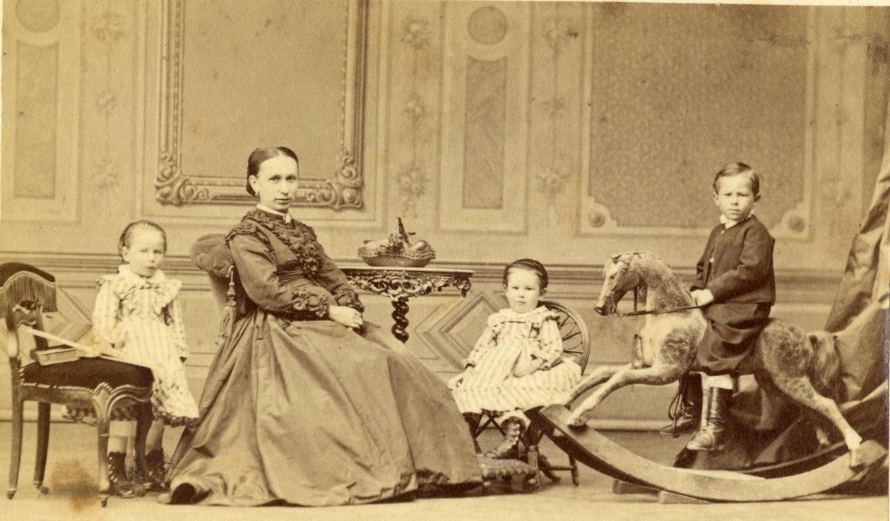Junger Junge auf einem Schaukelpferd, umgeben von seiner Familie, 1860er Jahre von Georg Friedrich Brandseph