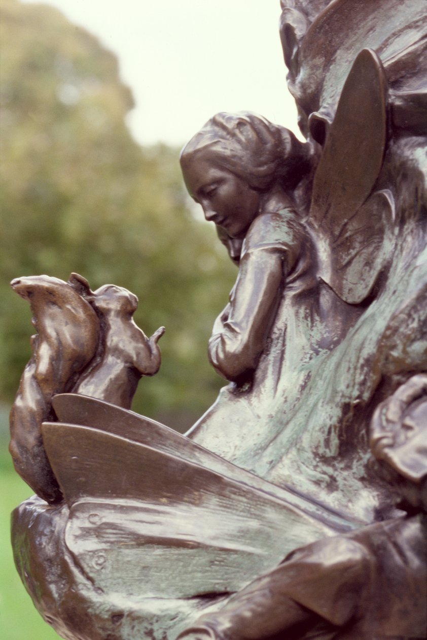 Fee und ein Eichhörnchen, Detail von der Statue von Peter Pan von George James Frampton