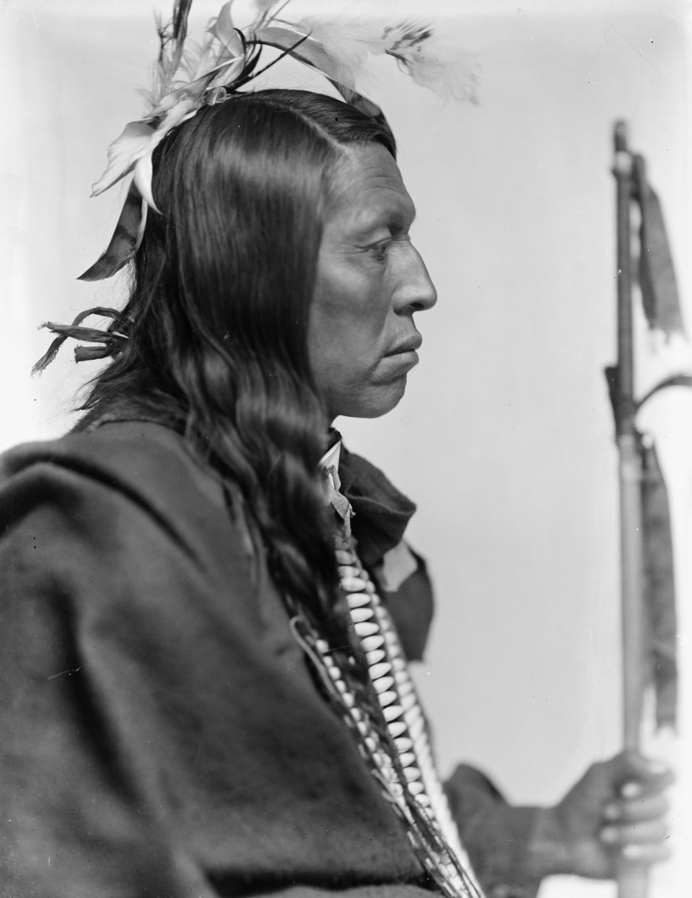 Sioux-Häuptling Flying Hawk, ca. 1900 (s/w Foto) von Gertrude Käsebier