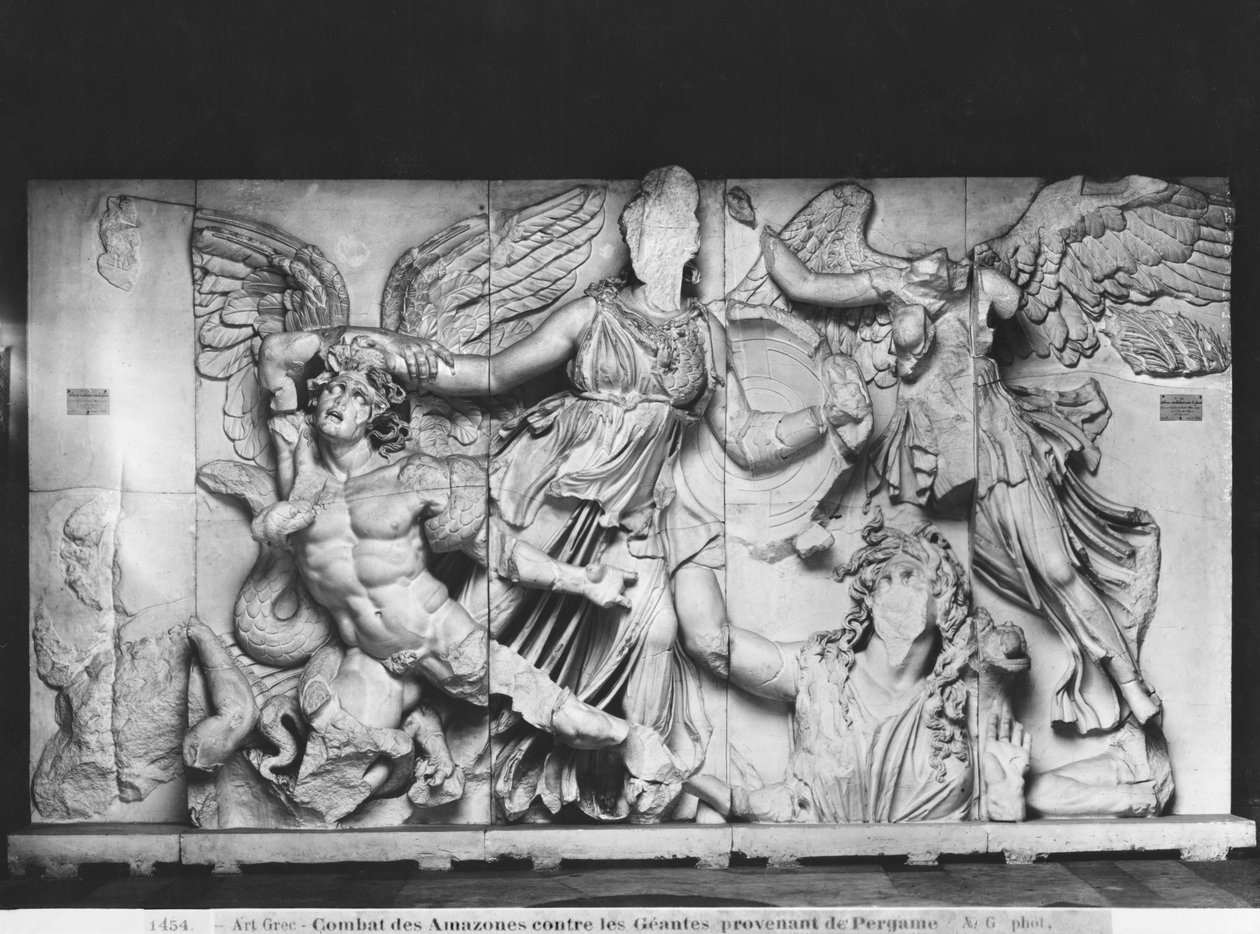 Kopie des großen Altars von Zeus und Athena, aus Pergamon, ca. 180-160 v. Chr. (Gipsabguss von Marmor) von Greek