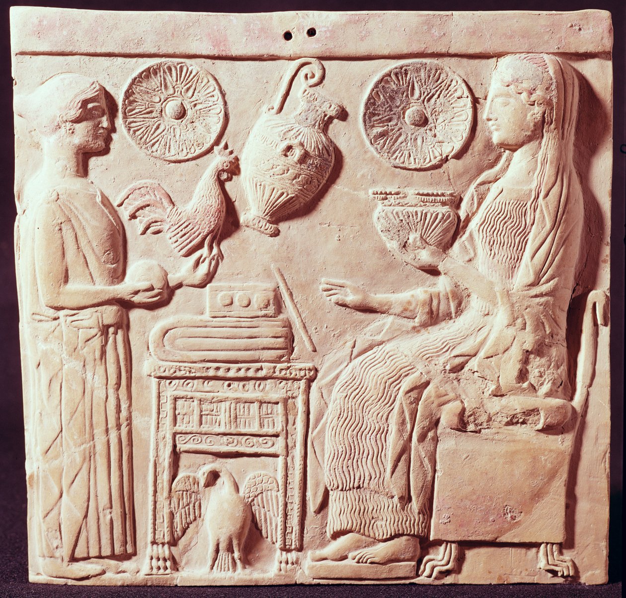 Plakette, die eine Frau zeigt, die einer sitzenden Frau Geschenke anbietet, aus Locres, ca. 450 v. Chr. von Greek