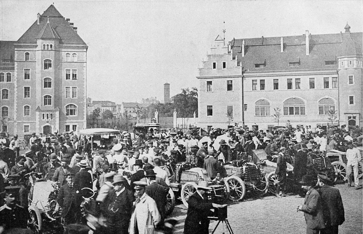 Bild der Autofahrt Paris-Berlin. Aufstellung der Autos im Hof der Alexanderkaserne in Berlin von H.Rudolphy