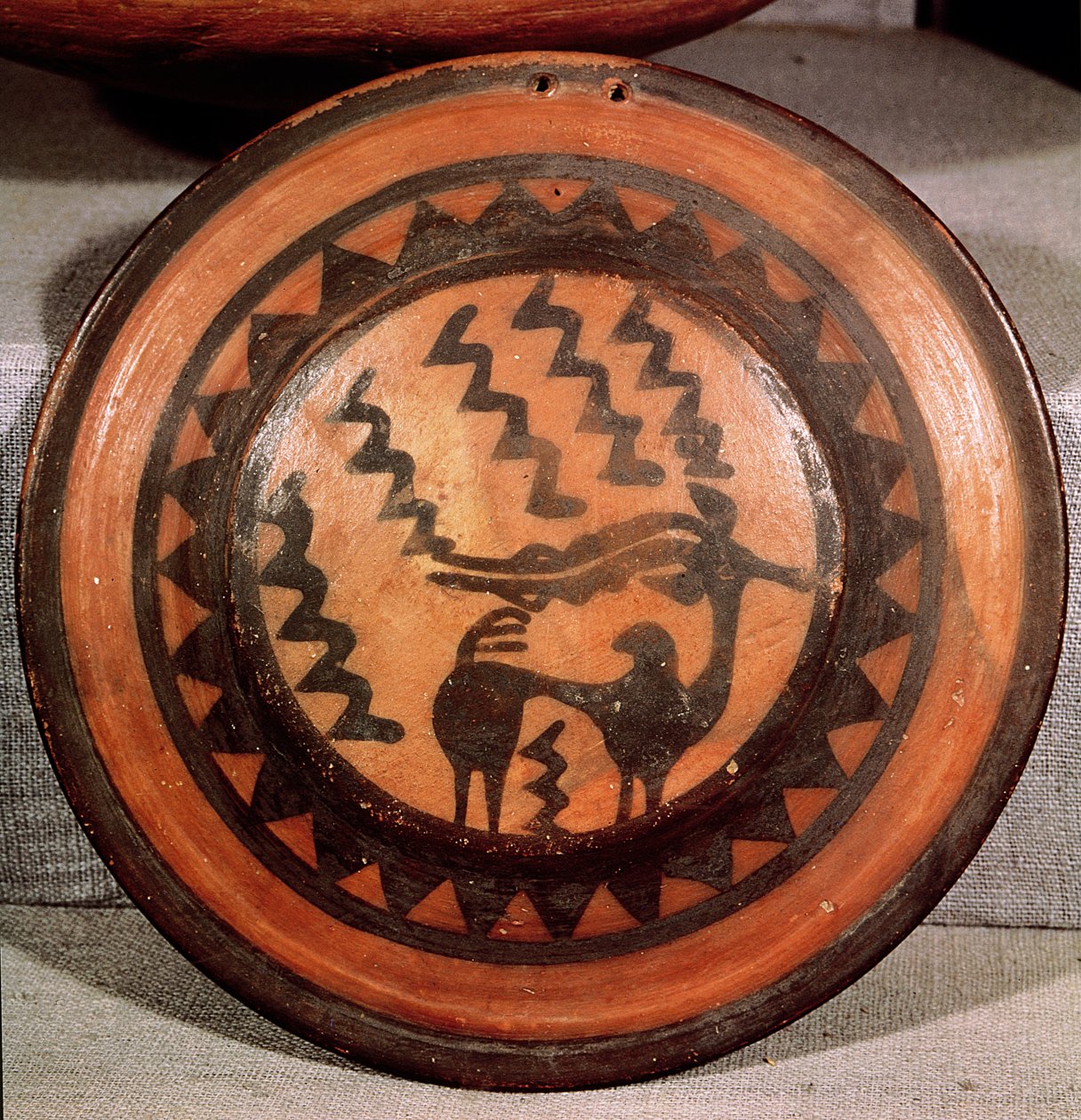 Deckel einer Graburne mit Darstellung eines Steinbocks und eines geometrischen Musters, aus dem Industal, Pakistan, 3000-1500 v. Chr. von Harappan
