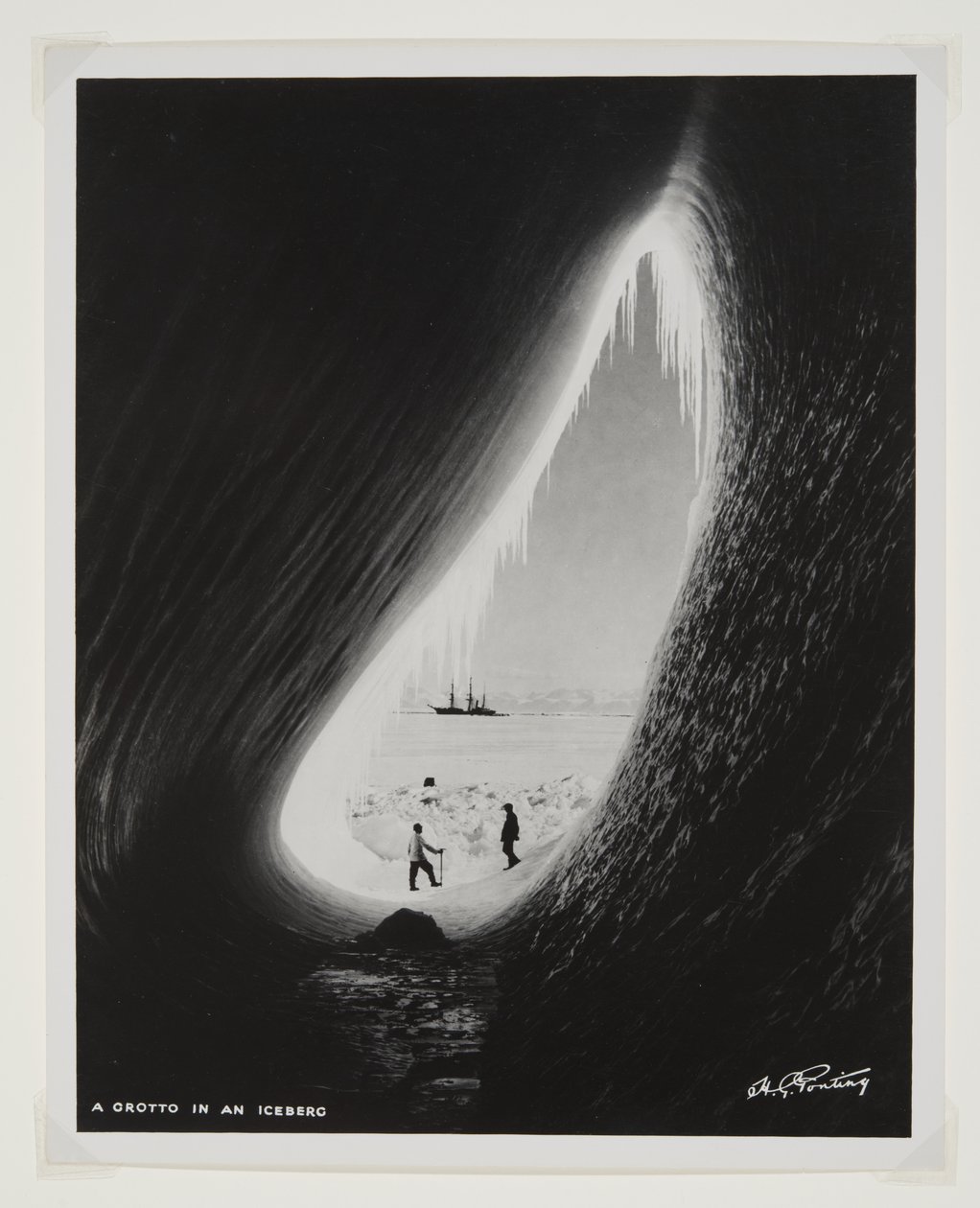 Eine Grotte in einem Eisberg von Herbert Ponting