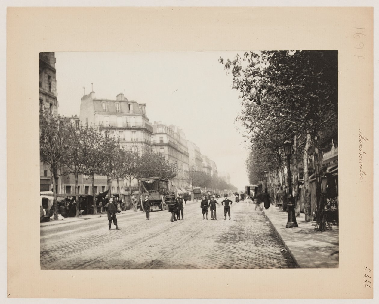 Eine Straße in Montmartre, Paris, ca. 1890 von Hippolyte Blancard