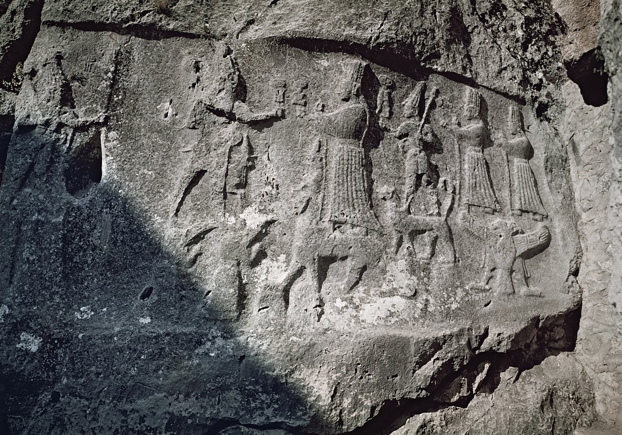 Detail der Reliefs aus Kammer A, die die mystische Hochzeit des Sturmgottes Teshub und der Erdmuttergöttin Hepat darstellen von Hittite