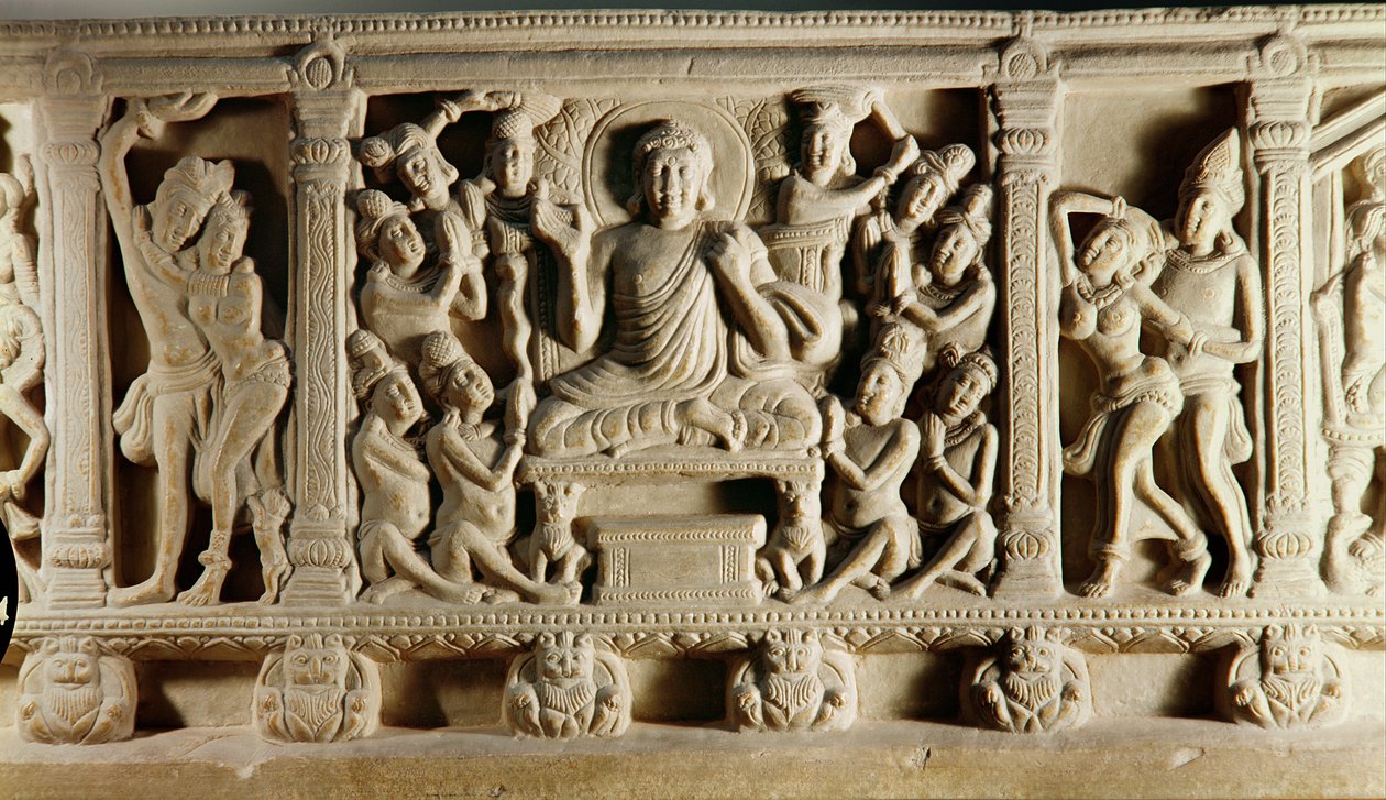 Relief, das einen sitzenden Buddha beim Predigen umgeben von Verehrern darstellt, Mathura-Schule von Indian School