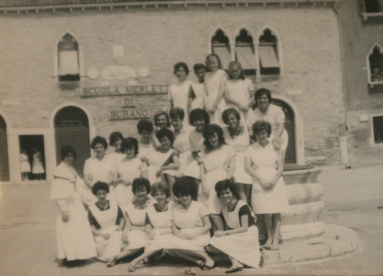 Spitzenmacherinnen vor der Schule von Italian Photographer
