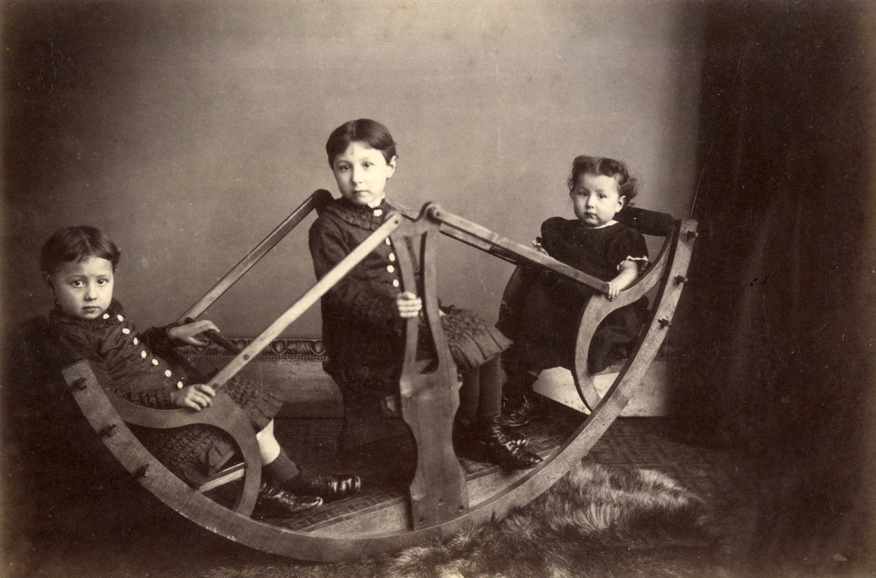 Drei Geschwister spielen auf ihrer Wippe, 1880er Jahre von J. S. Brown