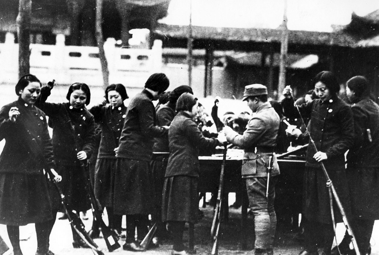 Japanische Frauen laden Gewehre, ca. 1920-30 von Japanese Photographer