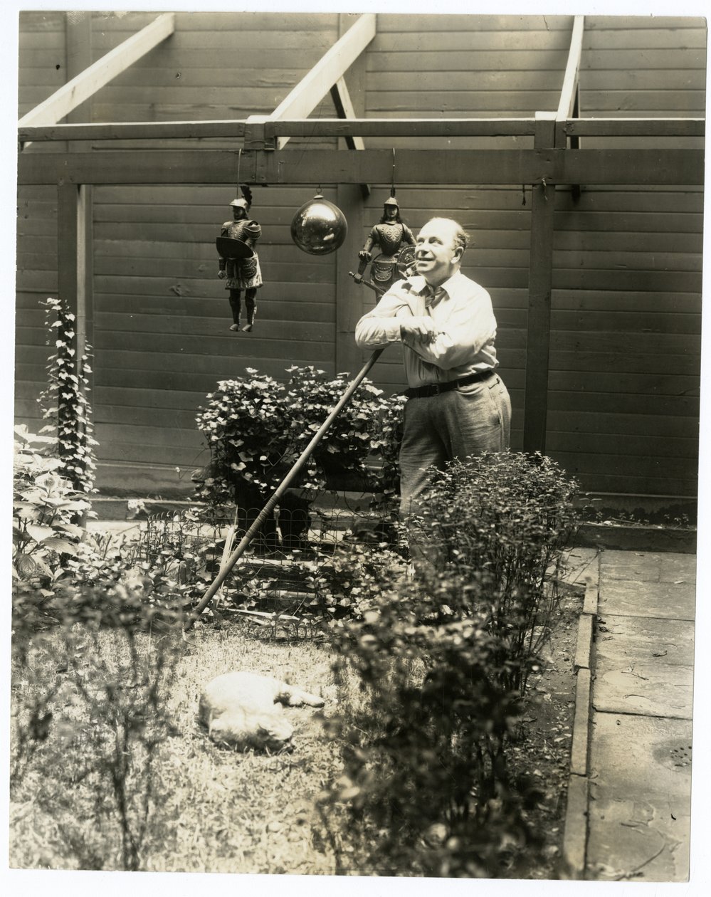 Tony Sarg in seinem Garten von Jessie Tarbox Beals