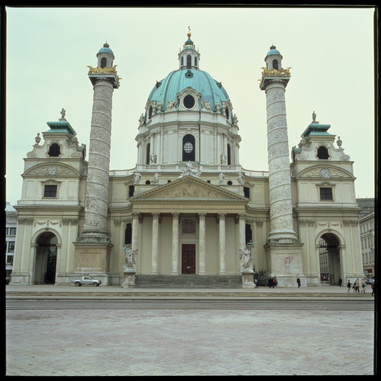 Karlskirche, erbaut 1714-37 von Johann Bernhard Fischer von Erlach