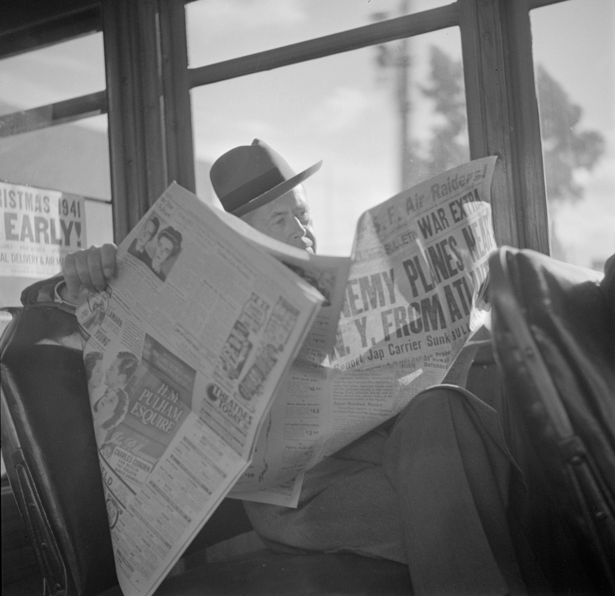 Lesen von Kriegsnachrichten in einer Straßenbahn in San Francisco von John Collier