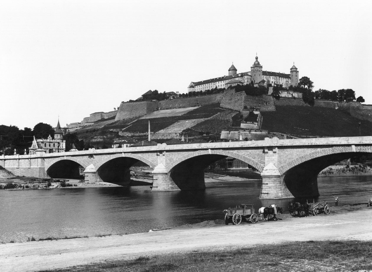 Festung Marienberg von der Ludwigsbrücke aus gesehen, Würzburg, ca. 1910 von Jousset