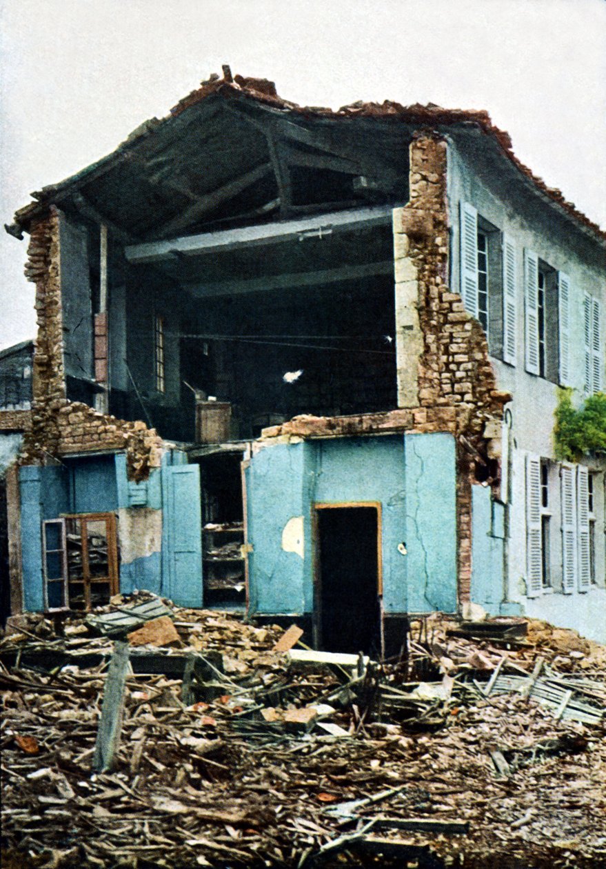 Ein stark beschädigtes Haus, Verdun, 1916 von Jules Gervais Courtellemont