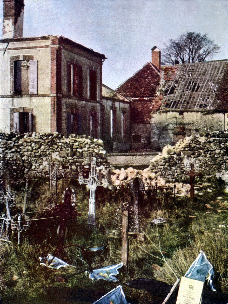 Friedhof in Charleville östlich von Reims während der Schlacht an der Marne östlich von Paris, September 1914 von Jules Gervais Courtellemont