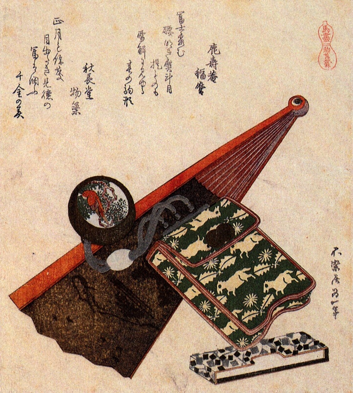 Ein Lederbeutel mit Kagami Netsuke auf einem teilweise geöffneten Fächer von Katsushika Hokusai