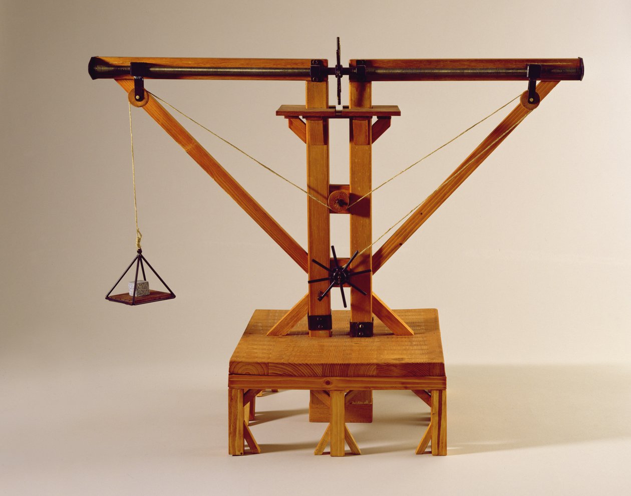 Modellrekonstruktion von da Vincis Entwurf für einen Doppelwindenkran von Leonardo da Vinci
