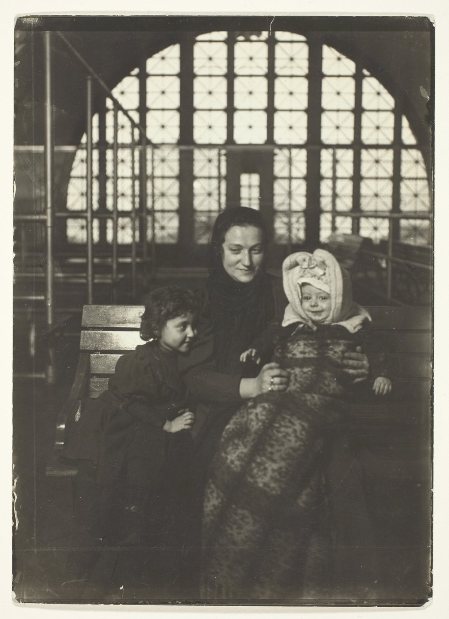 Russische Familie, Ellis Island von Lewis Wickes Hine