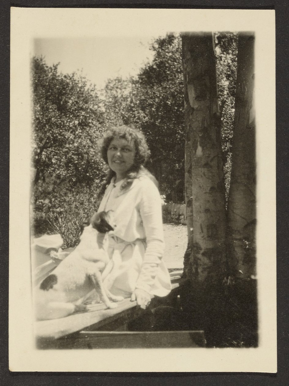 Florence mit Hund sitzend von Louis Fleckenstein