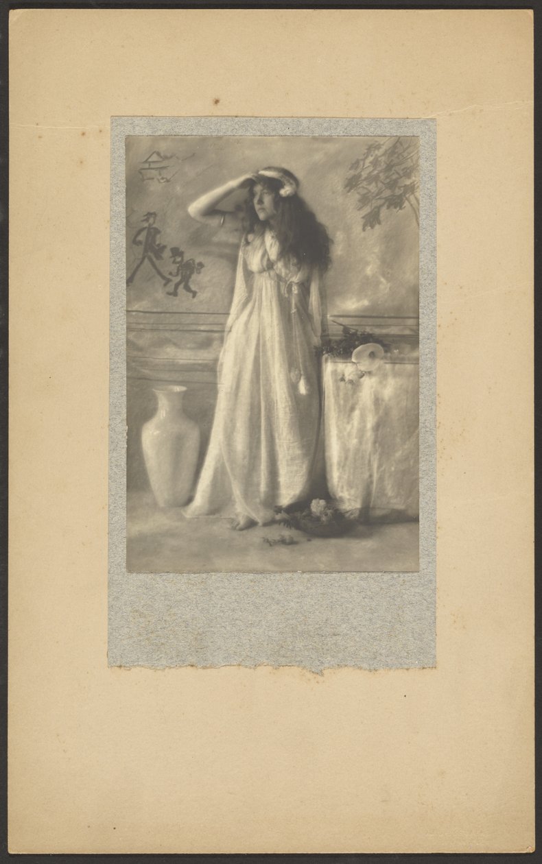 Modell in klassischem Kostüm von Louis Fleckenstein