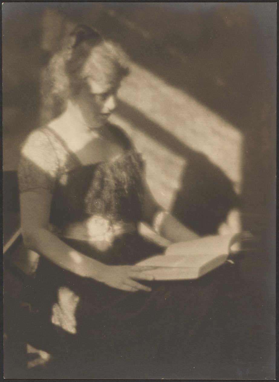 Porträt einer Frau mit Buch von Louis Fleckenstein
