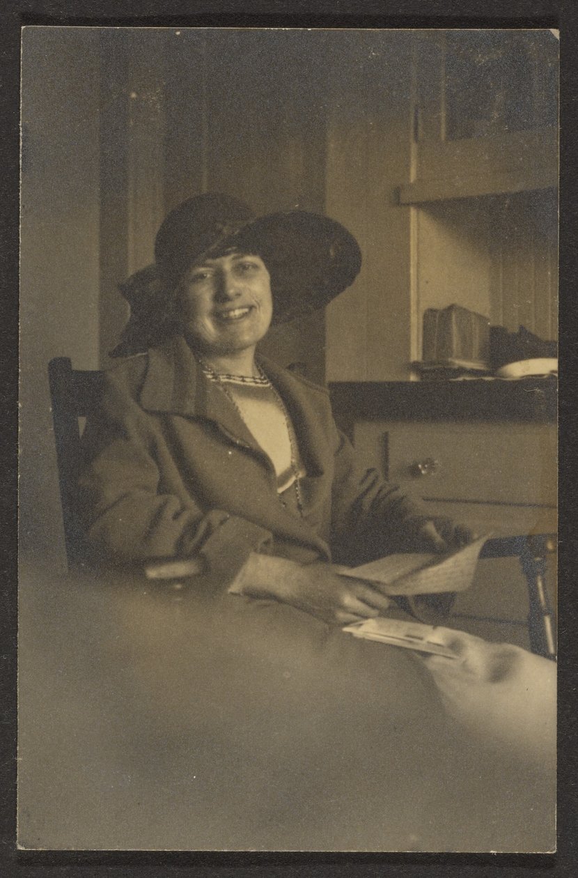 Frau mit Brief von Louis Fleckenstein